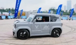 Chuyên gia trình diễn 'drift' VinFast VF 3 tại Hà Nội