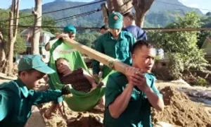 Bơi giữa lũ dữ cứu 5 người mắc kẹt trong đêm Bơi giữa lũ dữ cứu 5 người mắc kẹt trong đêm