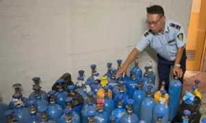 Hà Nội phát hiện hàng trăm bình khí cười không rõ nguồn gốc Hà Nội phát hiện hàng trăm bình khí cười không rõ nguồn gốc