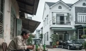 Ông chủ đất nghiện rượu ngồi nhìn hàng xóm xây nhà lầu Ông chủ đất nghiện rượu ngồi nhìn hàng xóm xây nhà lầu