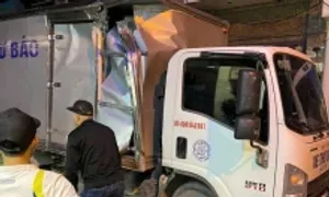 Tài xế bỏ trốn sau khi gây hàng loạt va chạm